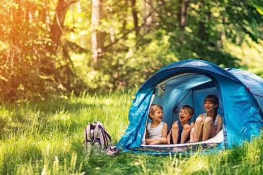 Guia gratuito “Acampando com Crianças” incentiva famílias a compartilharem vivências na natureza