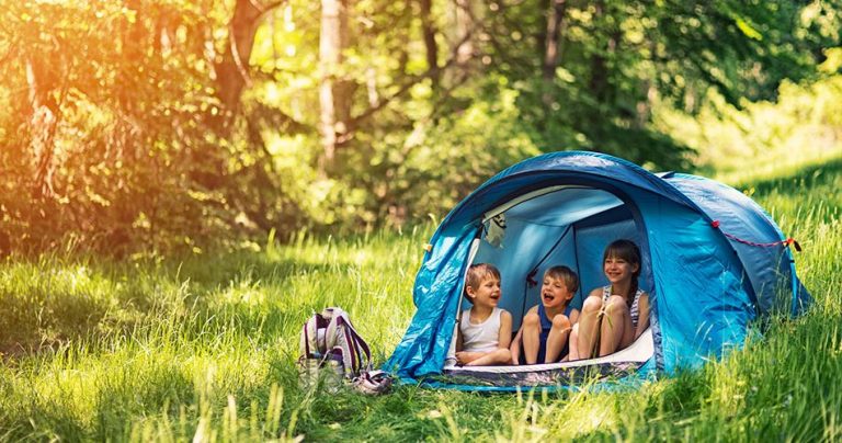 Guia gratuito “Acampando com Crianças” incentiva famílias a compartilharem vivências na natureza