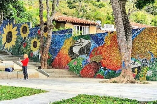 Artista venezuelano cria mural com 200 mil tampinhas