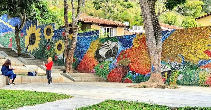 Artista venezuelano cria mural com 200 mil tampinhas