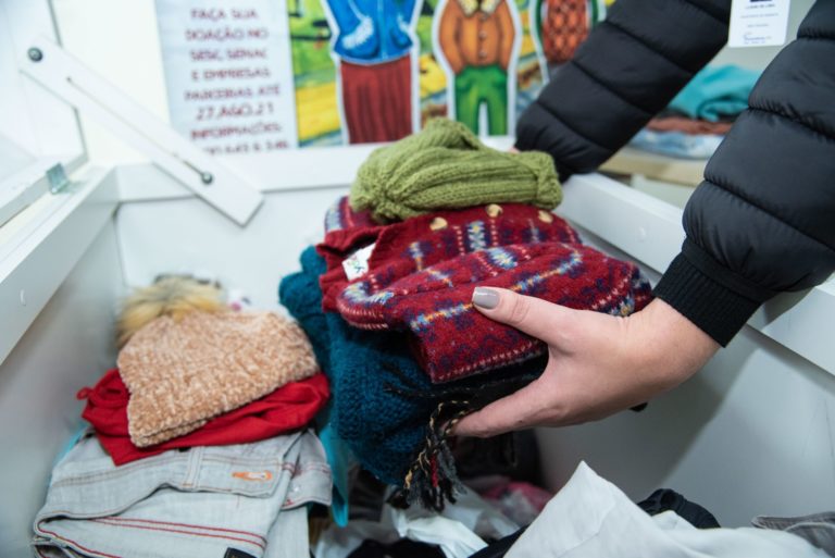 Campanha do Agasalho arrecada roupas para famílias do Paraná; veja onde doar