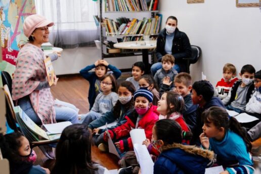 Projeto de incentivo à leitura percorre escolas públicas de Curitiba