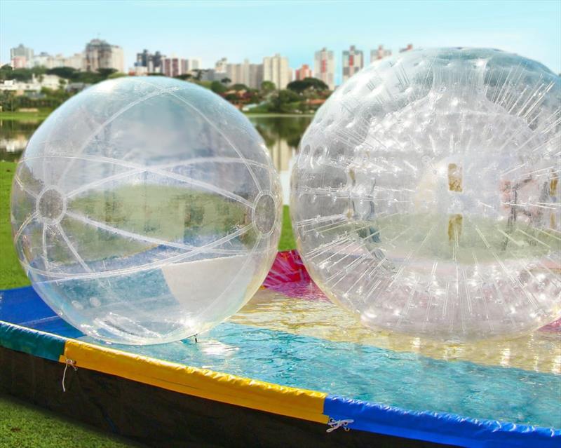 Bolas infláveis gigantes pra criançada flutuar na água no Parque Barigui neste fim de semana