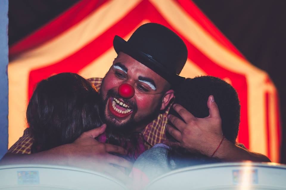 Circus Various: malabarismo, palhaçaria, acrobacia aérea, dança, magia e muito mais