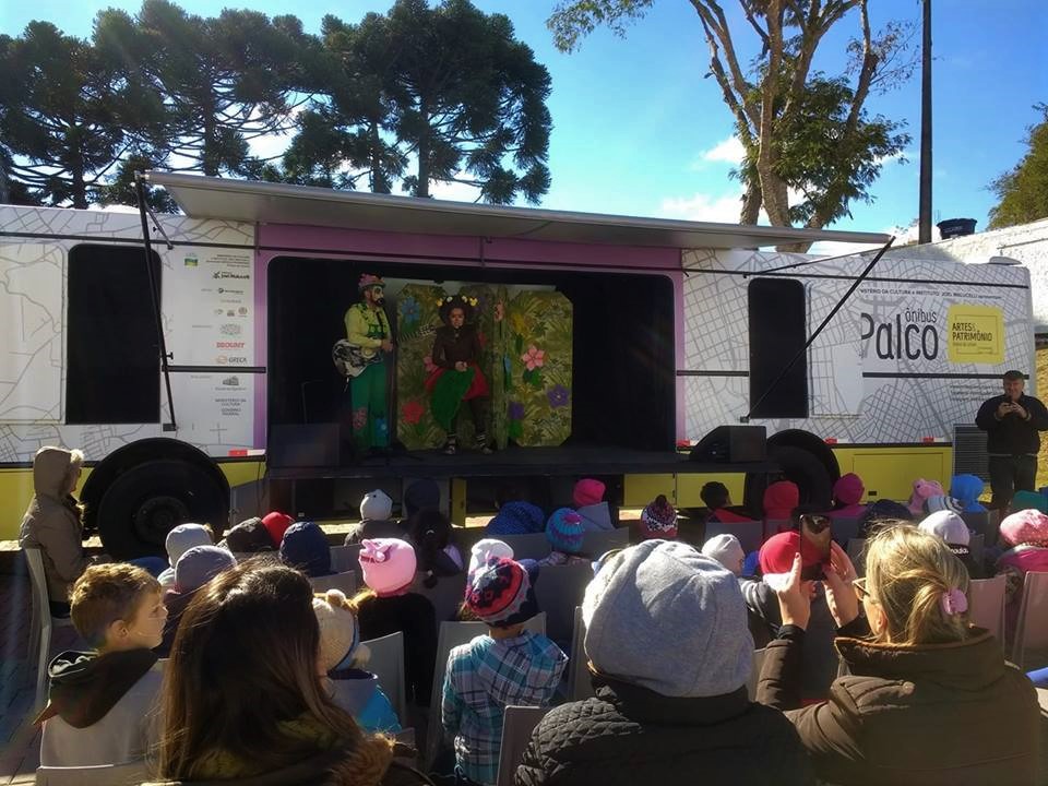 Ônibus Palco leva arte, cultura e diversão aos bairros da cidade