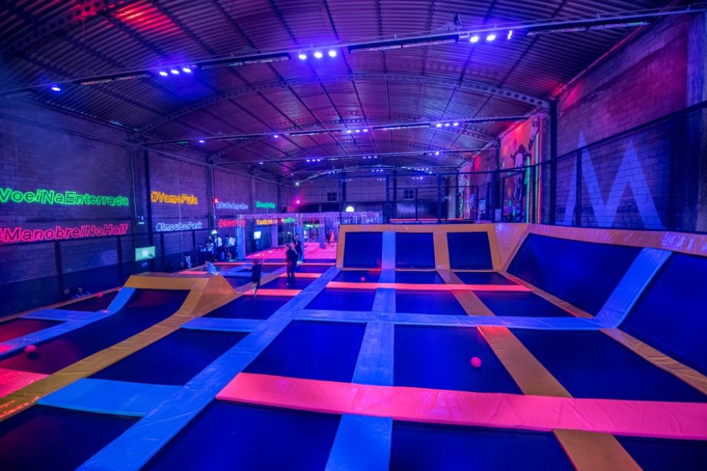 Parque de trampolins oferece muita diversão para garotada em Curitiba