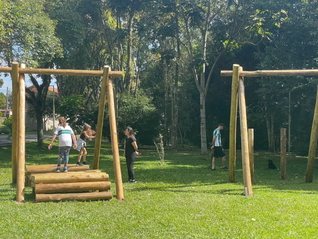 Bosque de Portugal tem parquinho com brinquedos de madeira