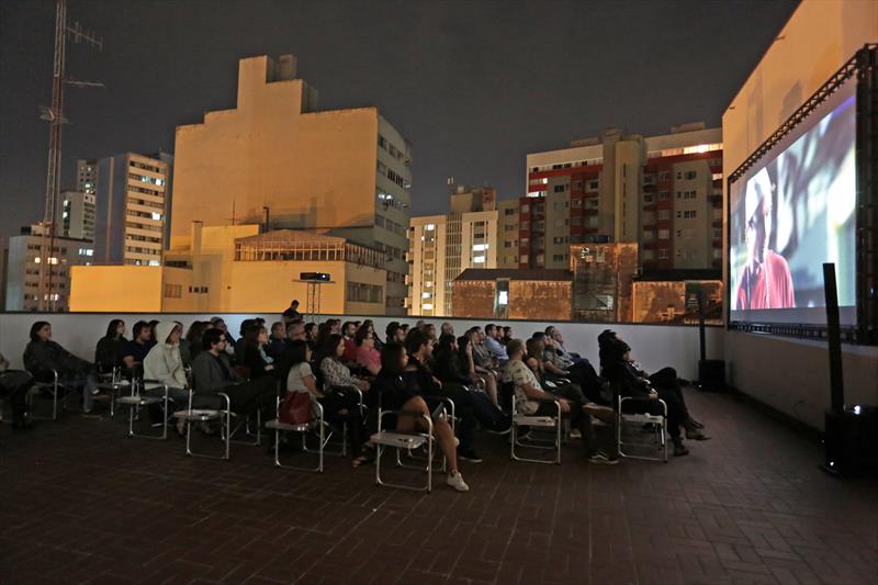 Sessões de cinema gratuitas ao ar livre no Cine Passeio