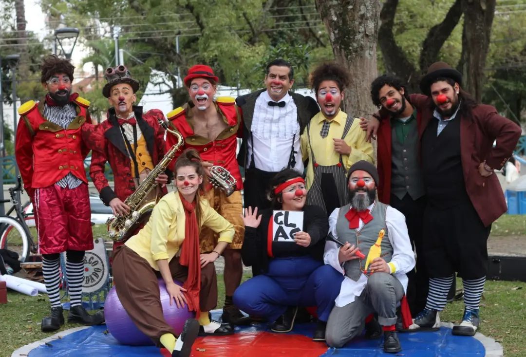 Tem apresentação circense no Largo da Ordem este domingo