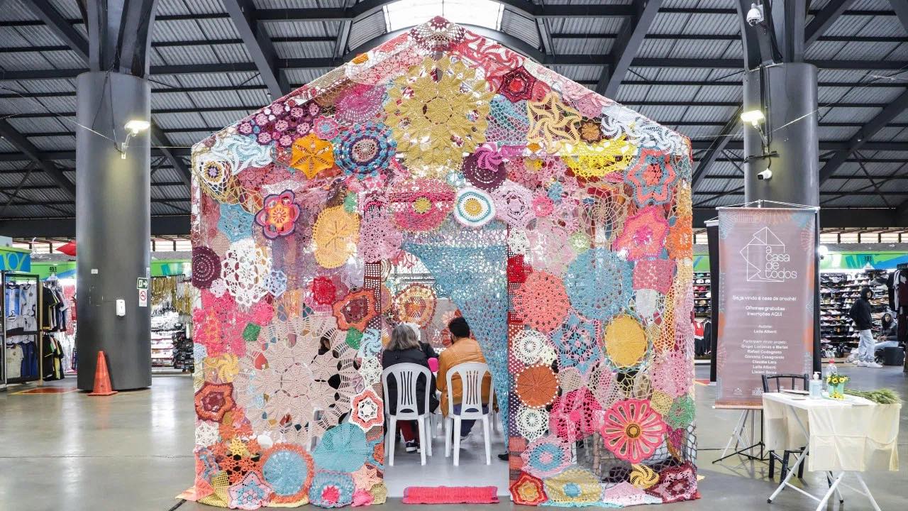 Casa de Crochê Gigante chama a atenção no centro de Curitiba