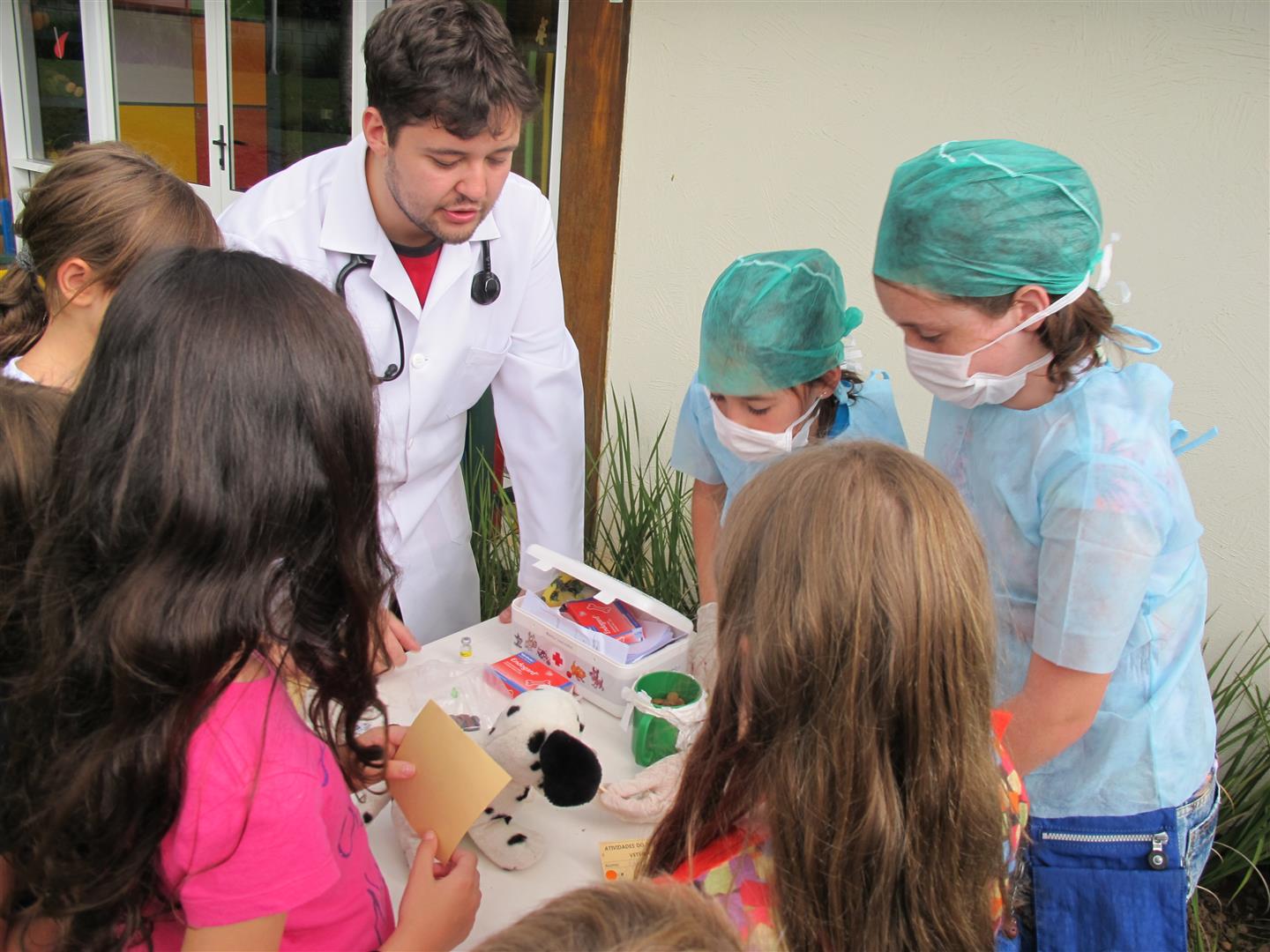 Mini-hospital veterinário com bichinhos de pelúcia para crianças