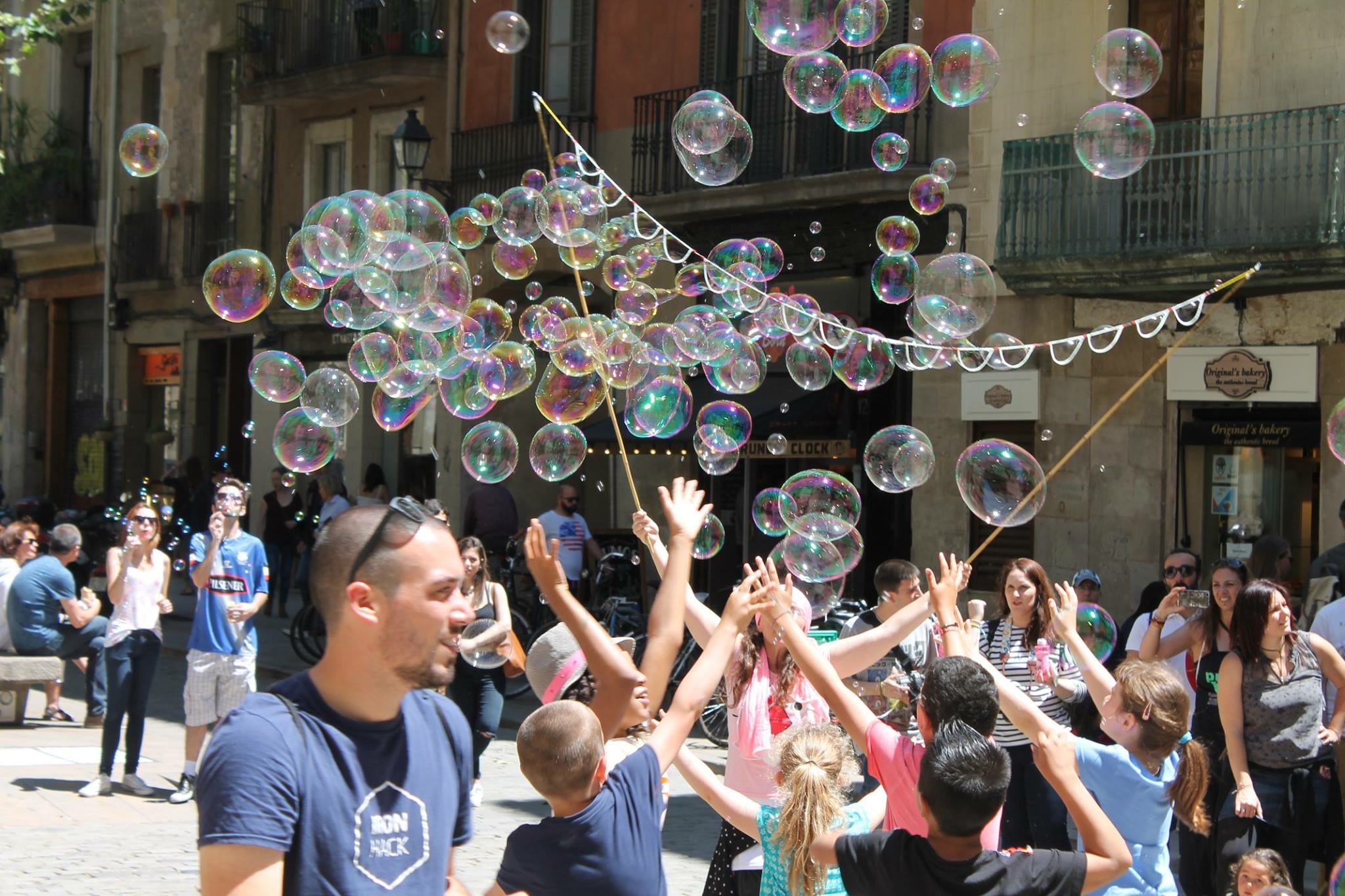 Global Bubble Parade: Curitiba recebe pela primeira vez desfile de bolhas de sabão