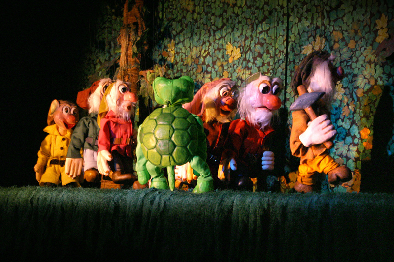 Fábula, “A Lebre e a Tartaruga”, em teatro de bonecos