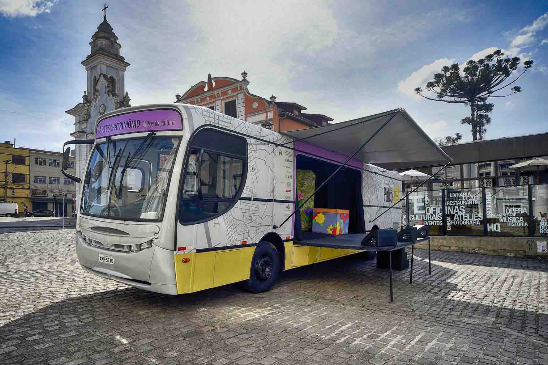 Ônibus Palco estaciona no Tatuquara