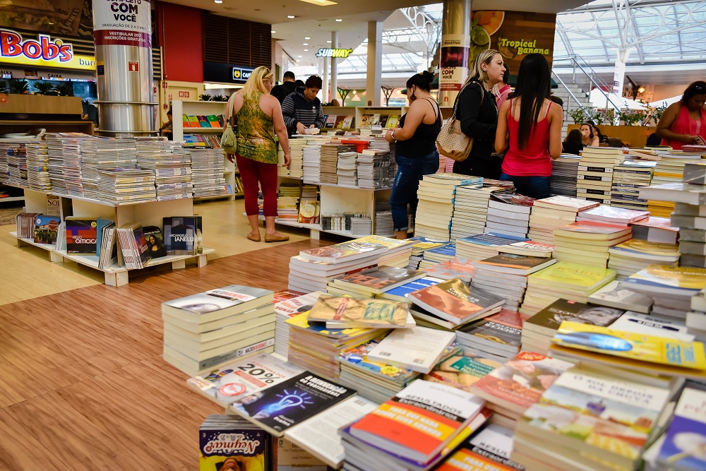 Feiras literárias com mais de vinte mil livros a R$10
