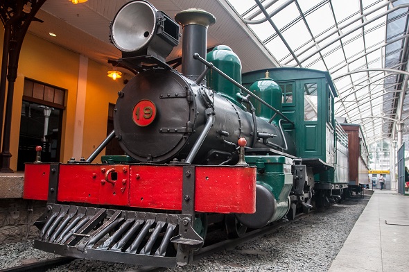 Biblioteca é inaugurada dentro da locomotiva Maria Fumaça