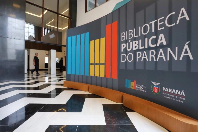 Biblioteca Pública do Paraná em setembro com crianças