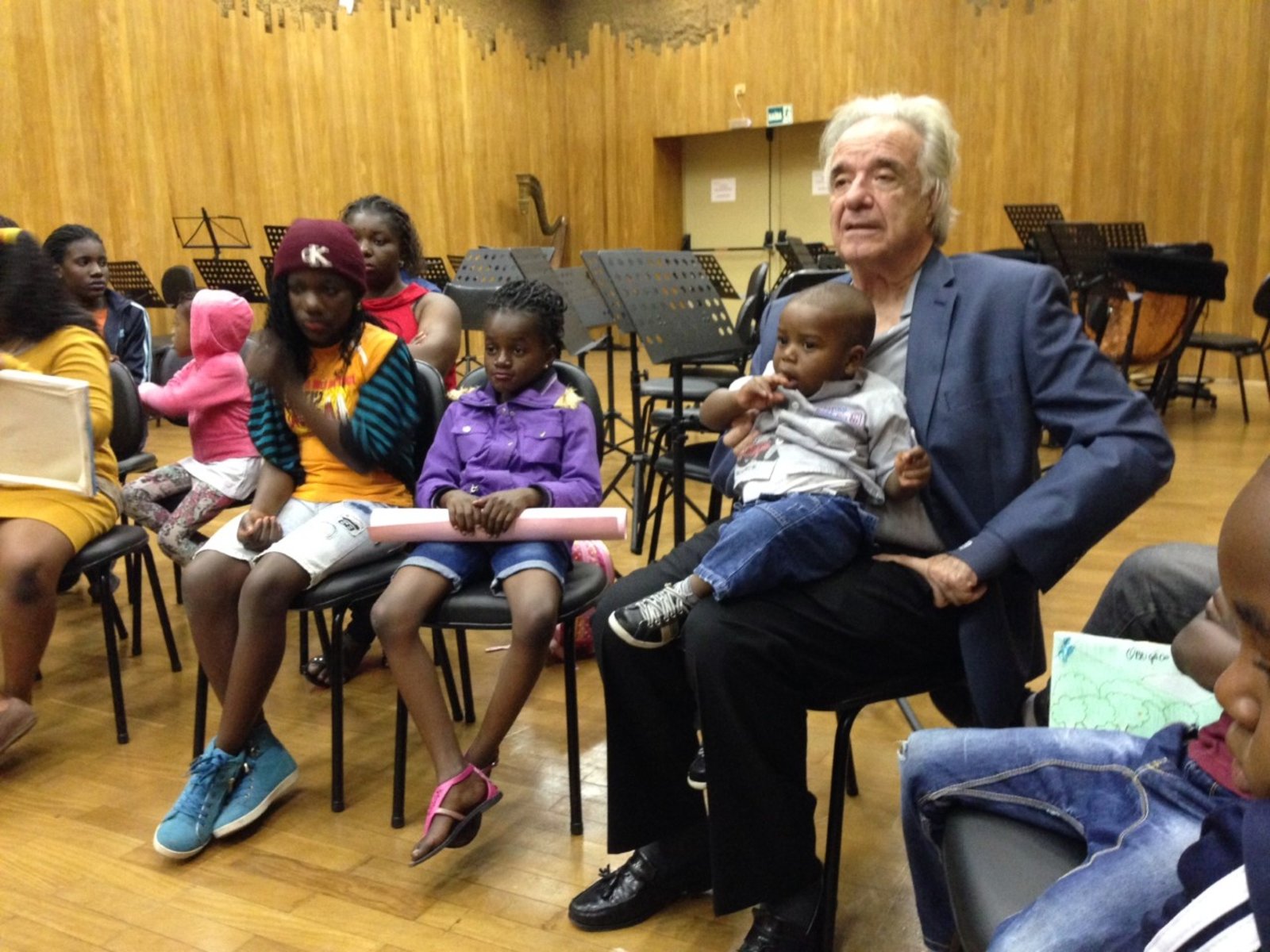 Maestro João Carlos Martins prepara coral de crianças refugiadas