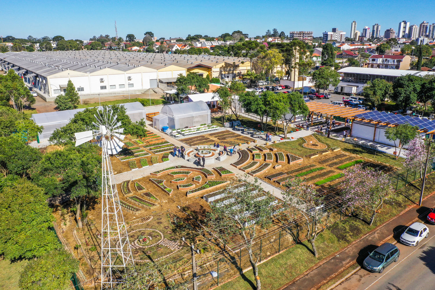 Fazenda Urbana, em Curitiba, retoma visitas guinadas gratuitas