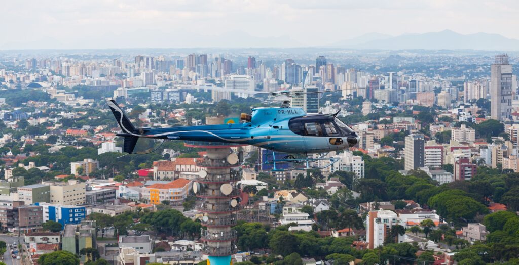 Voos panorâmicos de helicóptero sobre pontos turísticos de Curitiba