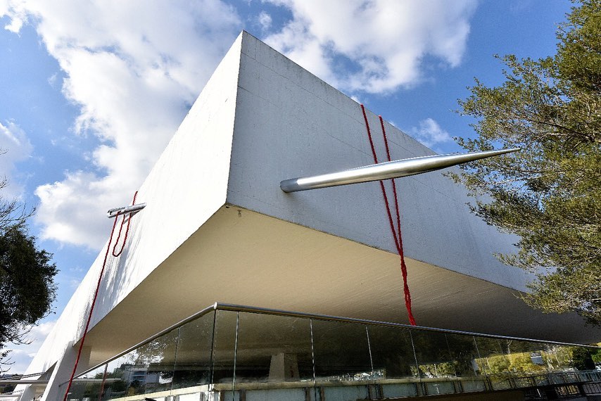 Uma agulha GIGANTE atravessou o Museu Oscar Niemeyer