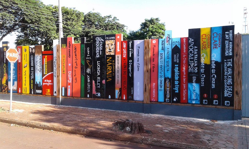 Colégio no Oeste do Paraná transforma muro em 'estante' de biblioteca
