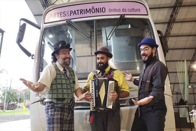 Ônibus Palco percorre ruas da capital paranaense com espetáculos natalinos