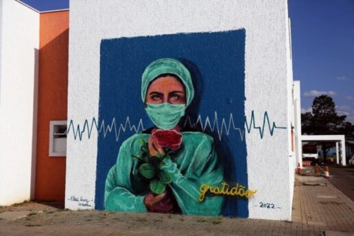 No Tatuquara, artistas de grafite homenageiam profissionais da saúde
