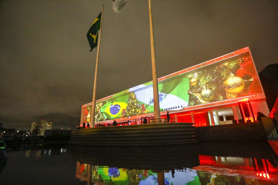 Natal do Palácio Iguaçu tem espetáculo musical, projeções 3D e fogos de artifício