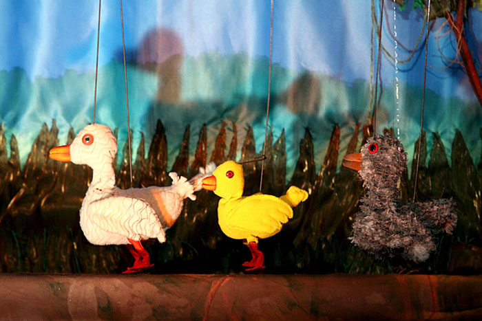 Clássico “O Patinho Feio” em Teatro de Bonecos