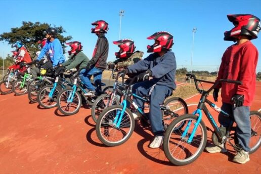 1ª Copa entre Escolas Municipais de BMX reúne crianças em competição gratuita no Parque Olímpico do Cajuru