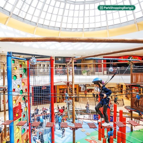 Diversão nas alturas: paredões de escalada e circuitos de arvorismo pra criançada