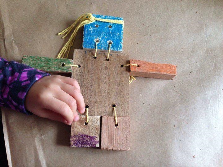 Criação de robôs em madeira em oficina GRATUITA para crianças