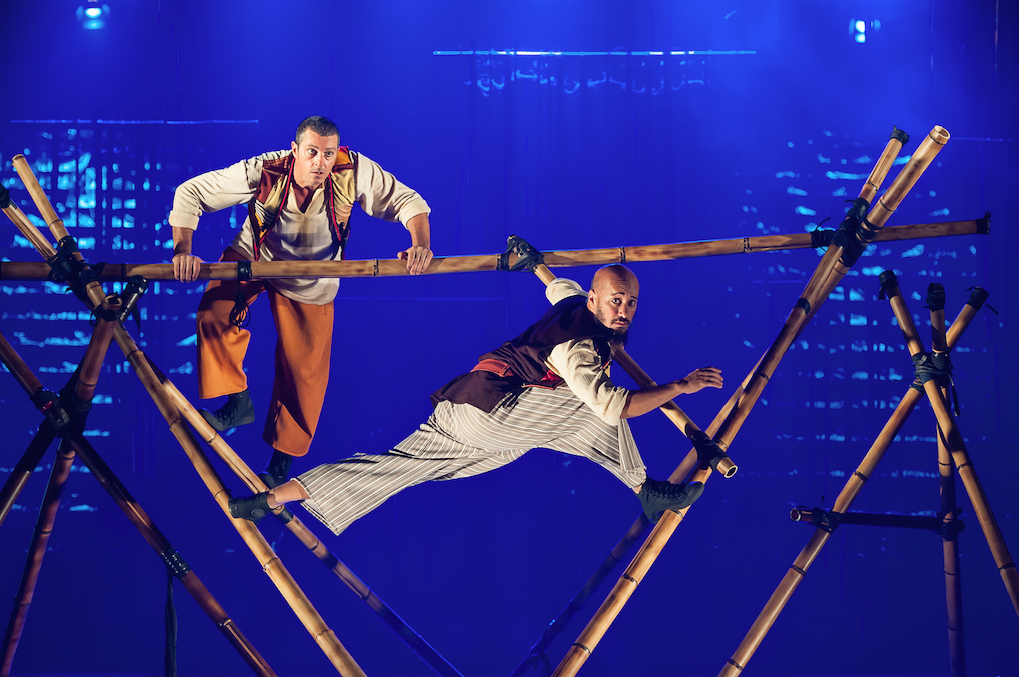 Espetáculo infantil é encenado com acrobacias feitas em bambus