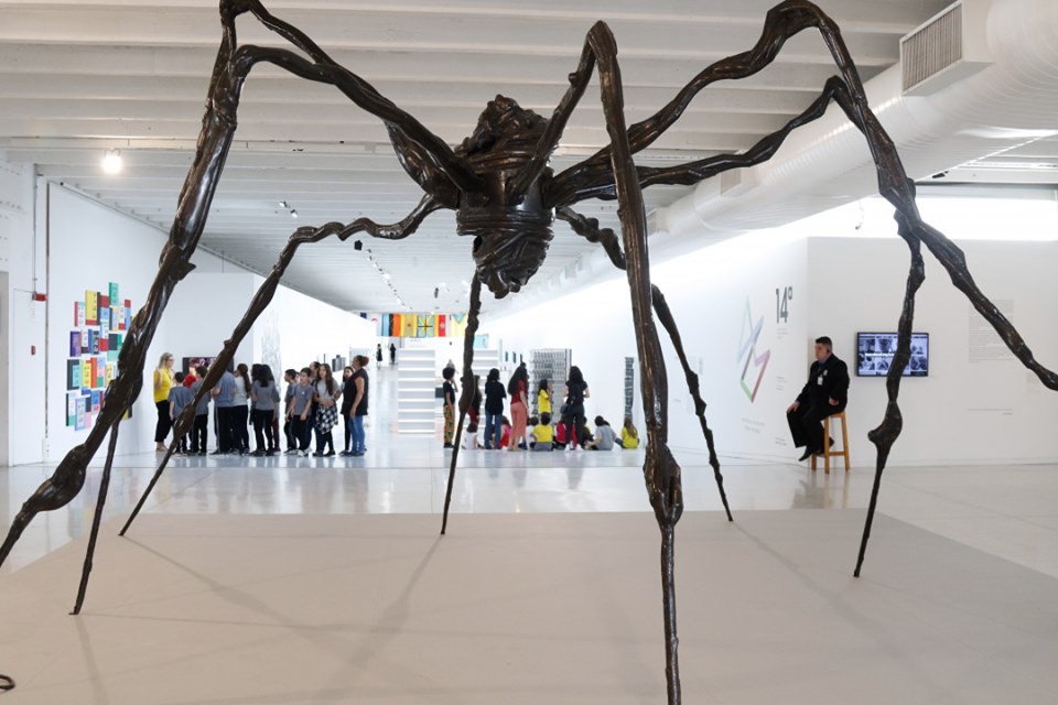 Última semana para visitar a escultura de aranha gigante, “Spider”, de Louise Bourgeois, no MON