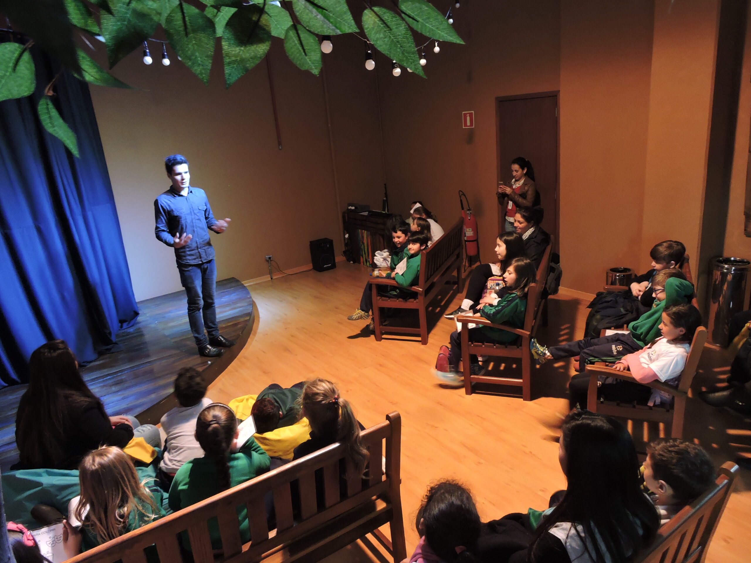 Contos populares brasileiros são atração no Teatro Casa da Árvore