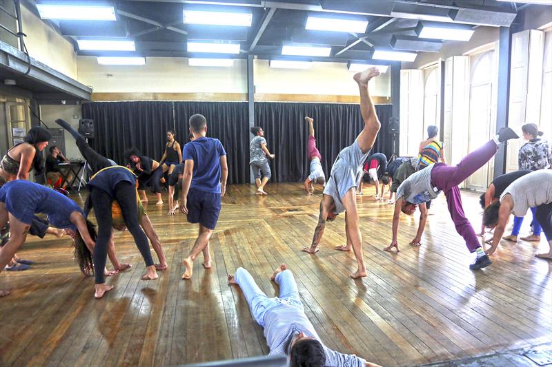 Aulas gratuitas de Danças Urbanas para crianças no Teatro da Vila