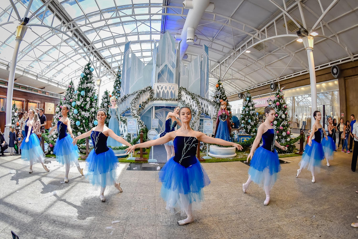 Ballet das Neves no Natal congelante do Shopping Estação