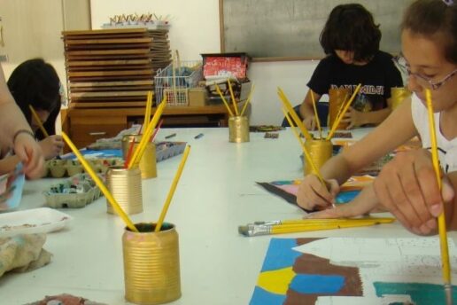 Aulas de artes gratuitas para crianças no Centro Juvenil de Artes Plásticas
