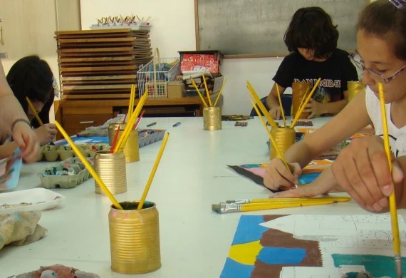 Aulas de artes gratuitas para crianças no Centro Juvenil de Artes Plásticas