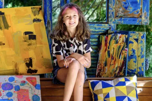 Brasileira de 9 anos vai expor suas pinturas em Paris