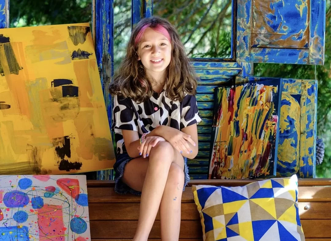 Brasileira de 9 anos vai expor suas pinturas em Paris