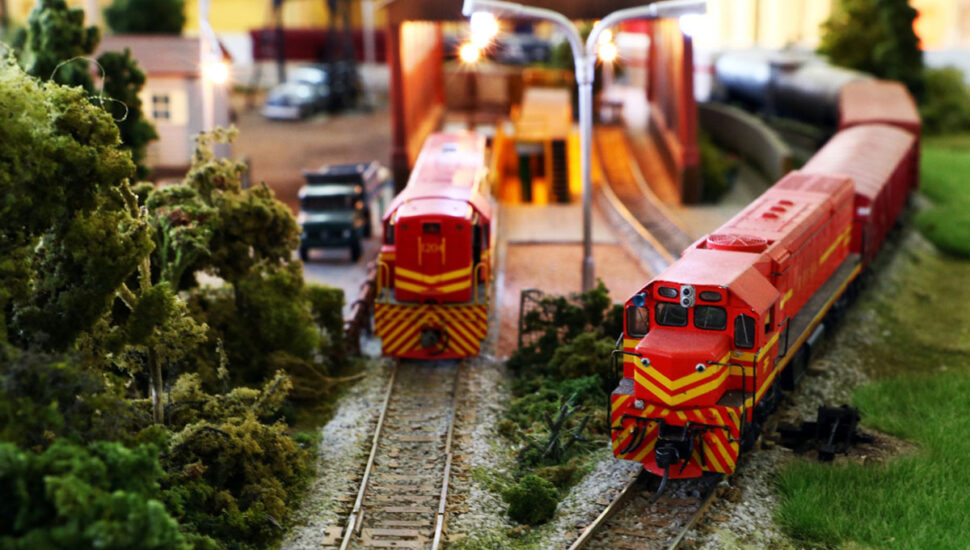 Rodoferroviária tem minipasseios de trem e exposição de miniaturas