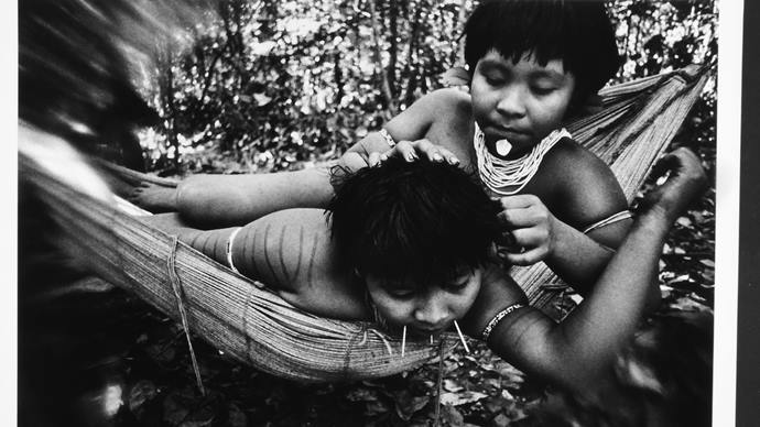Mostra de Claudia Andujar reproduz a vida do povo yanomani em fotos