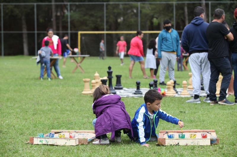 Esporte e diversão nas piscinas e nos parques de Curitiba