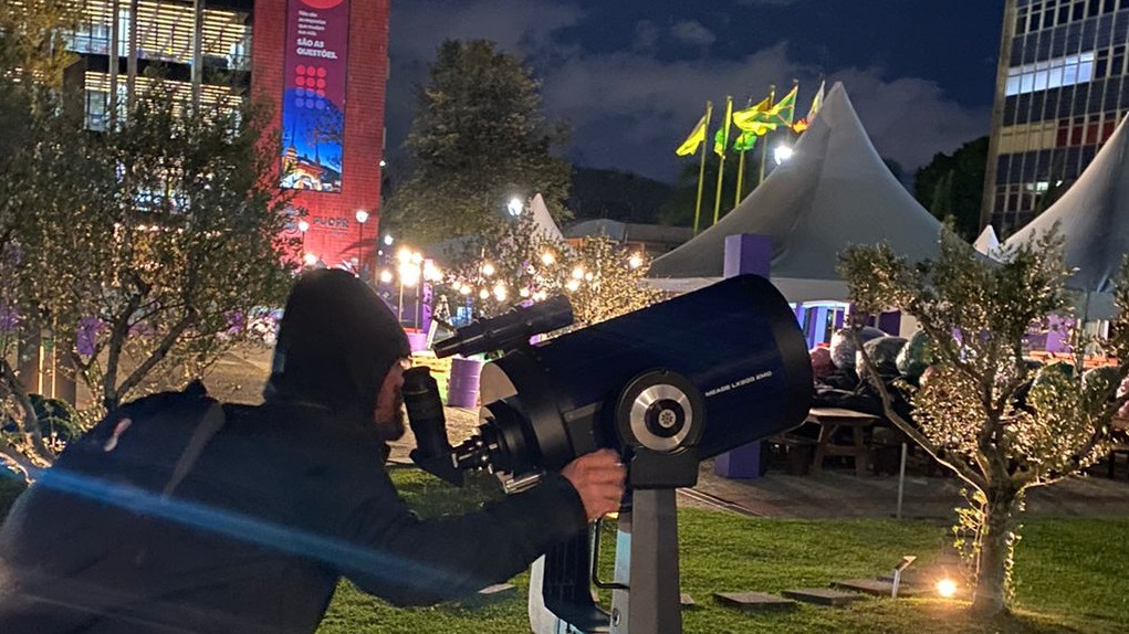 Oficinas de astronomia gratuitas oferecem observação do céu ao público em geral