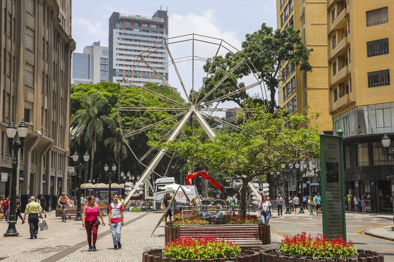 Roda-gigante do Natal de Curitiba no calçadão da Rua XV