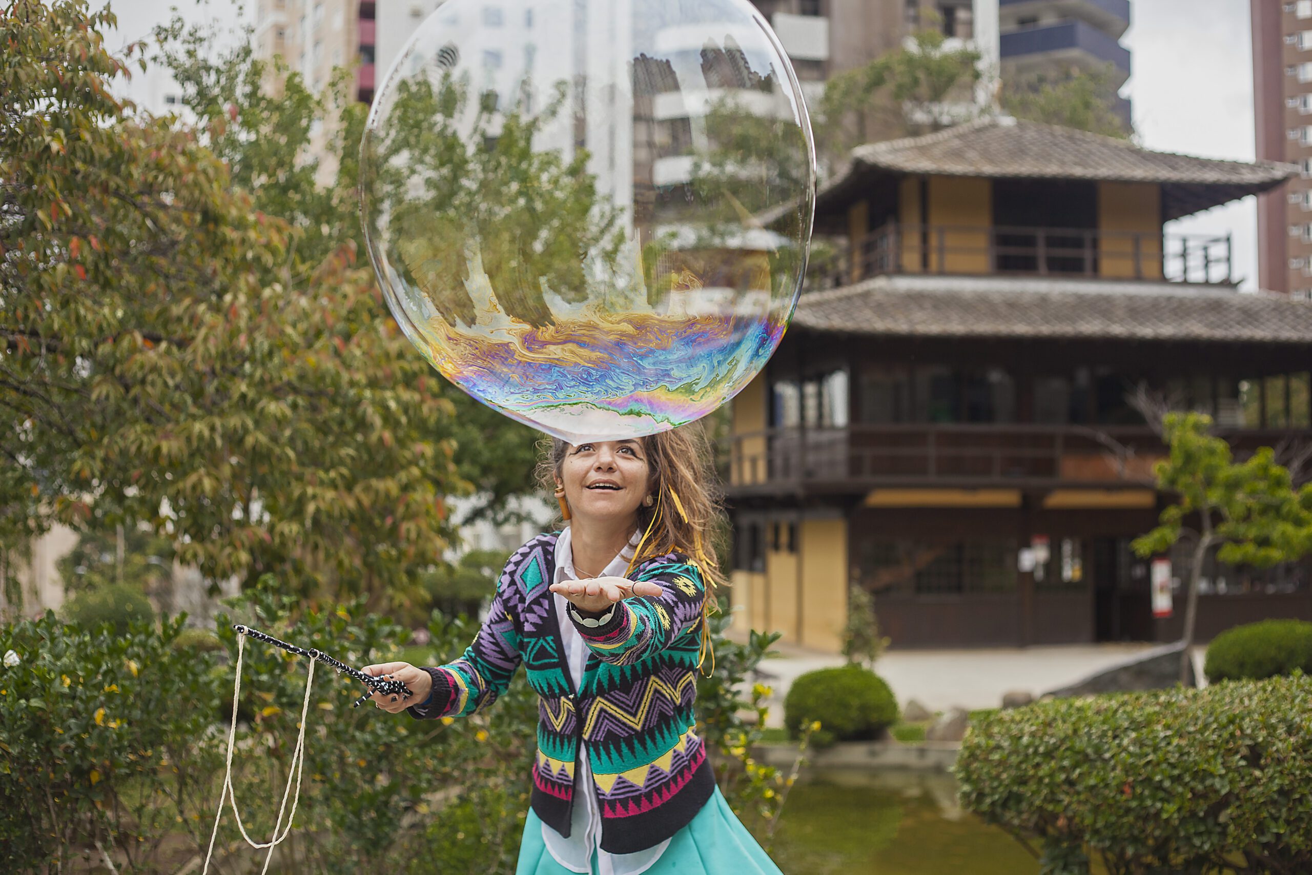 Artista Juliana Pegoraro na Praça do Japão, Curitiba PR.