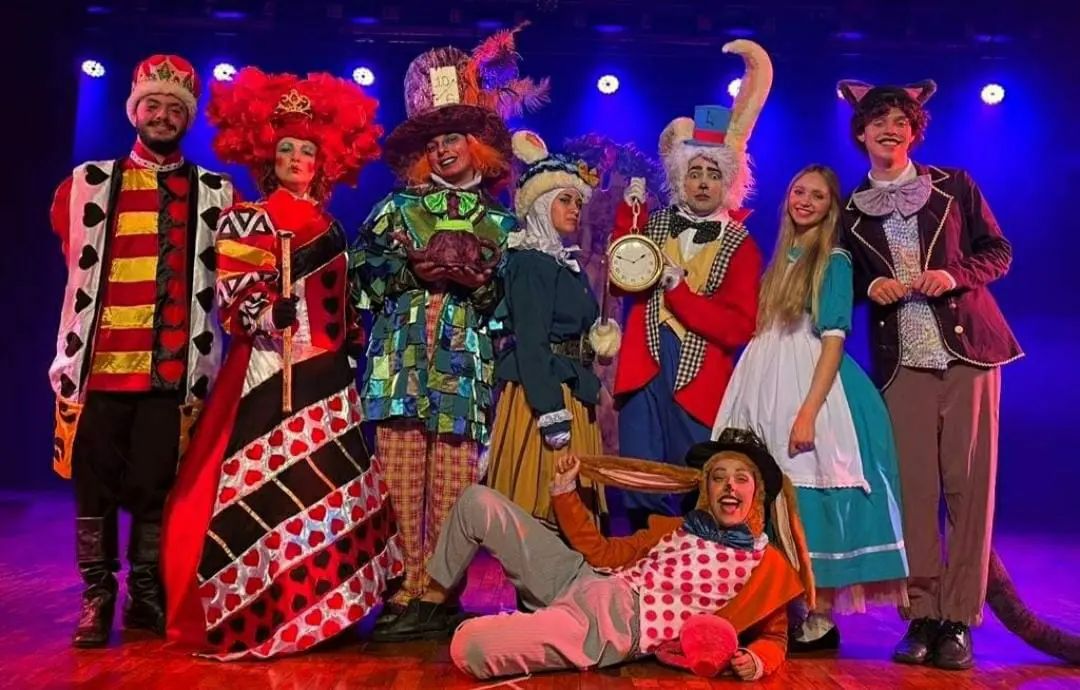 Alice no País das Maravilhas se apresenta no Guairinha