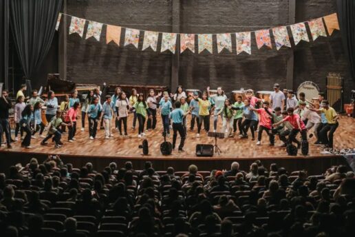 Adolescentes de comunidades carentes unem canto, flauta doce e metais em apresentação no Sesc da Esquina